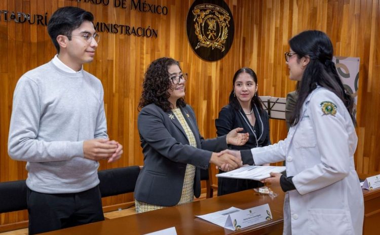  Paty Zarza realizó entrega de becas