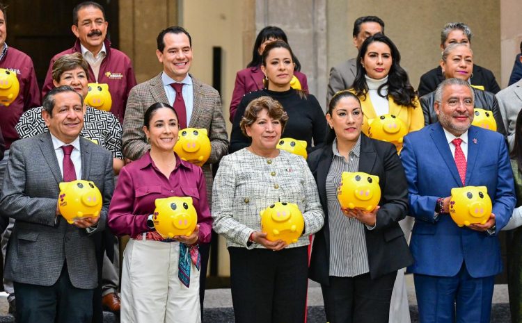  Delfina Gómez entrega alcancías Teletón